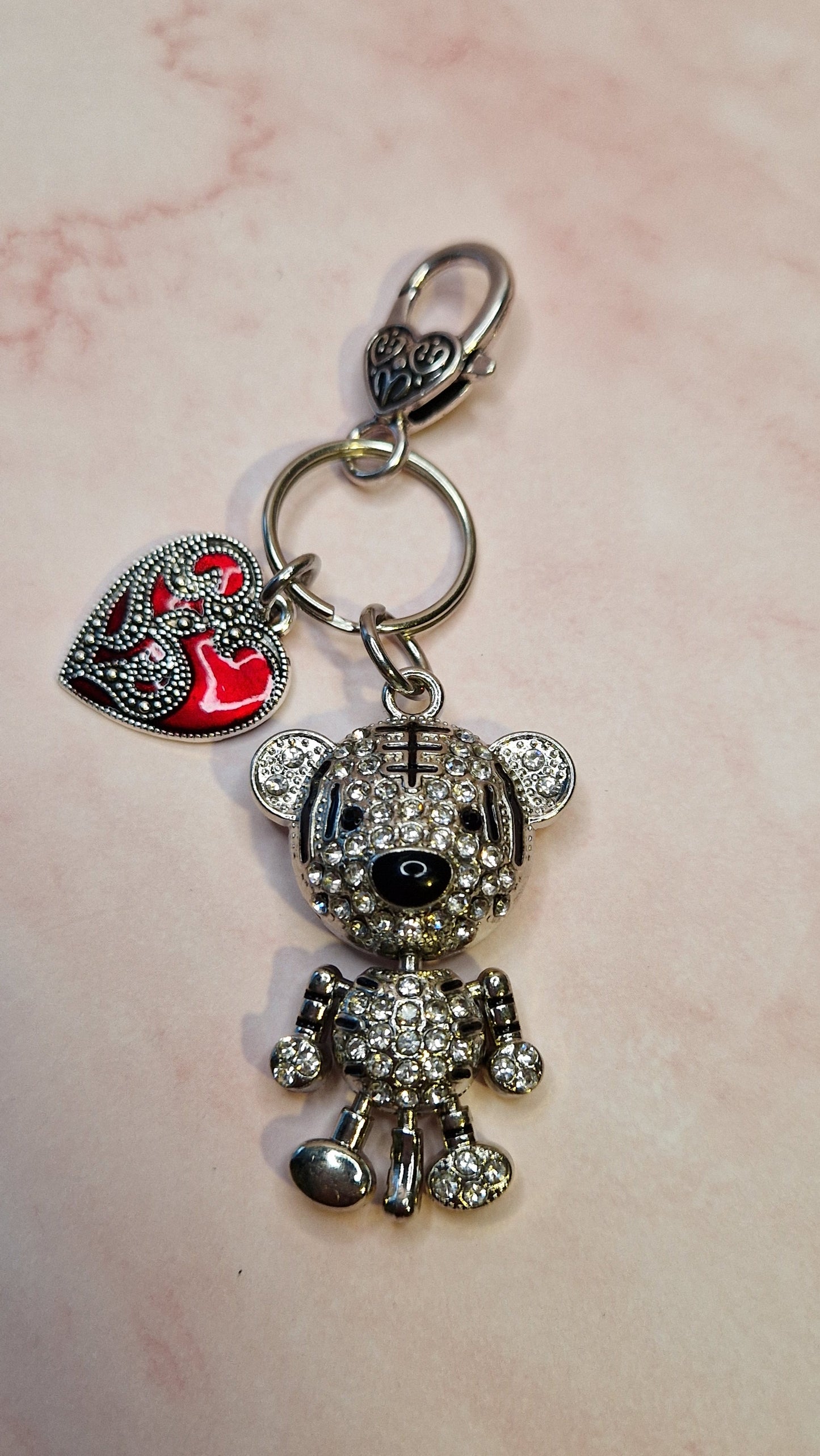 Säihkyvä nalleavaimenperä sydänlukolla – suloinen lahjaidea Marinkorut