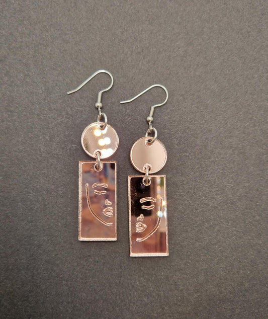 Ihastuttavat peiliakryylikorvakorut – ruusukullan sävyssä Marinkorut