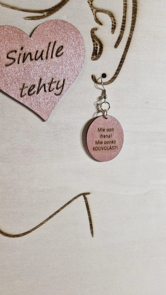 Näyttävät ja Persoonalliset Ruusukultaiset Kouvola Korvakorut – "Mie oon ihana! Mie oonkii KOUVOLAST" - Marinkorut