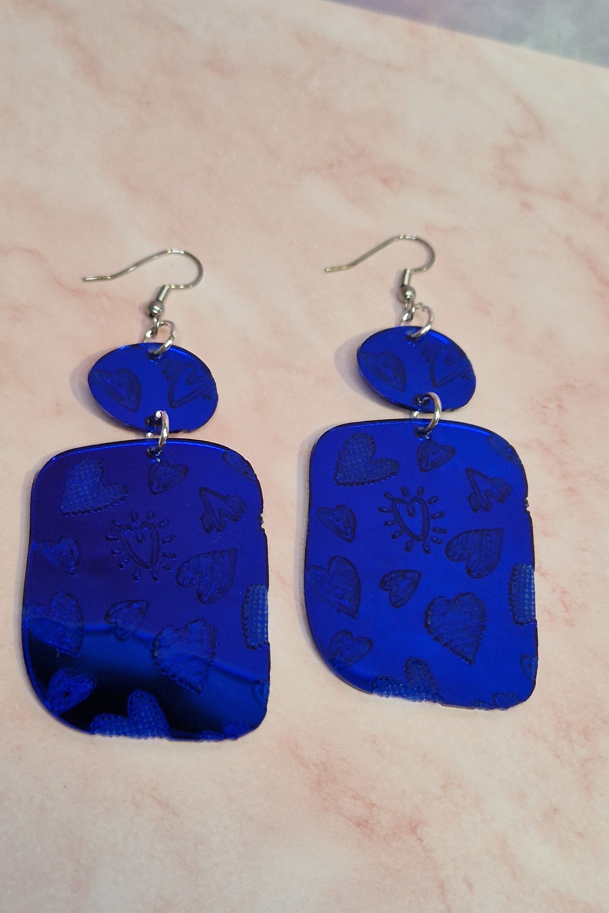 Jouluiset kaksiosaiset sydänkorvakorut – peiliakryyli Marinkorut