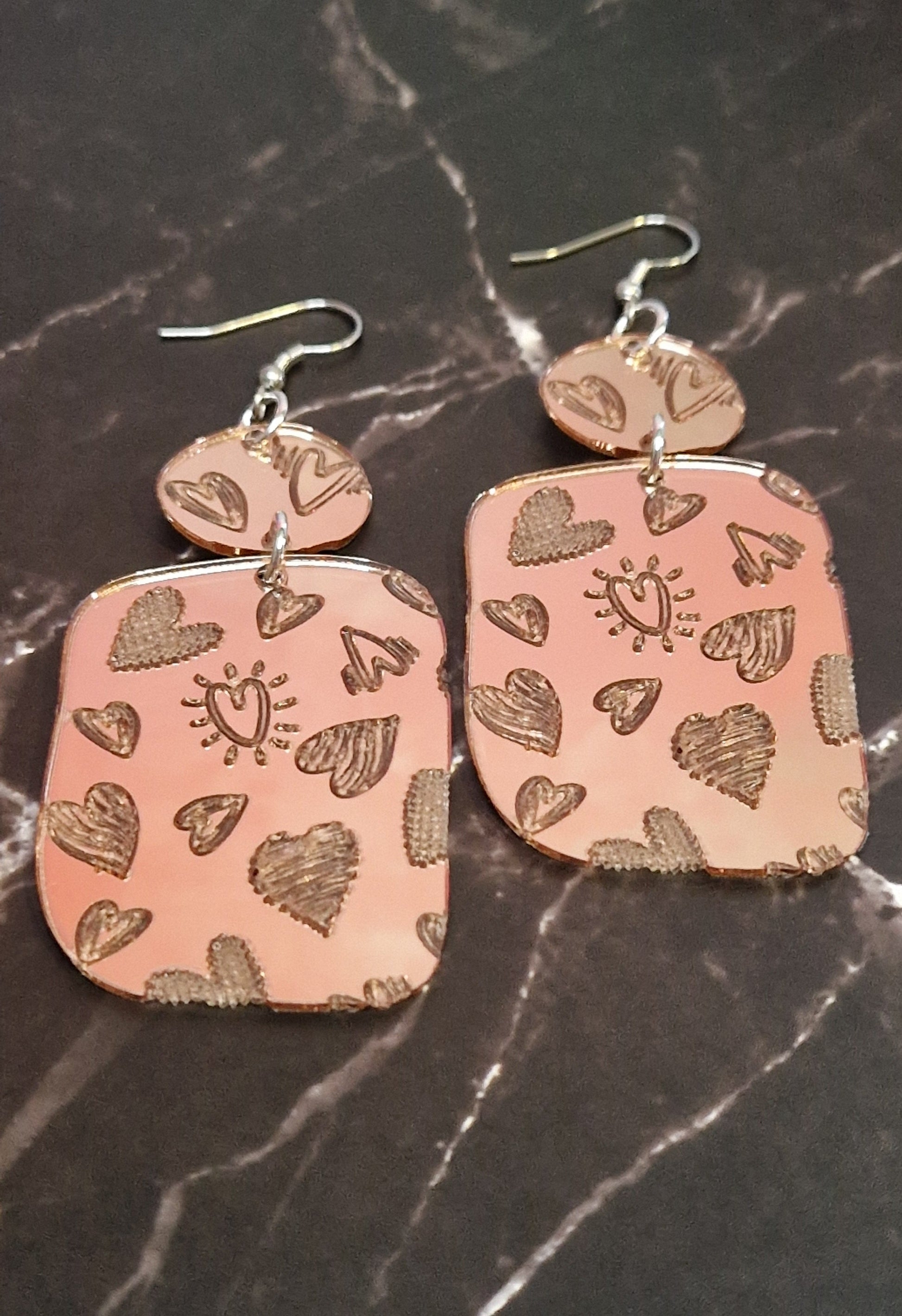 Jouluiset kaksiosaiset sydänkorvakorut – peiliakryyli Marinkorut