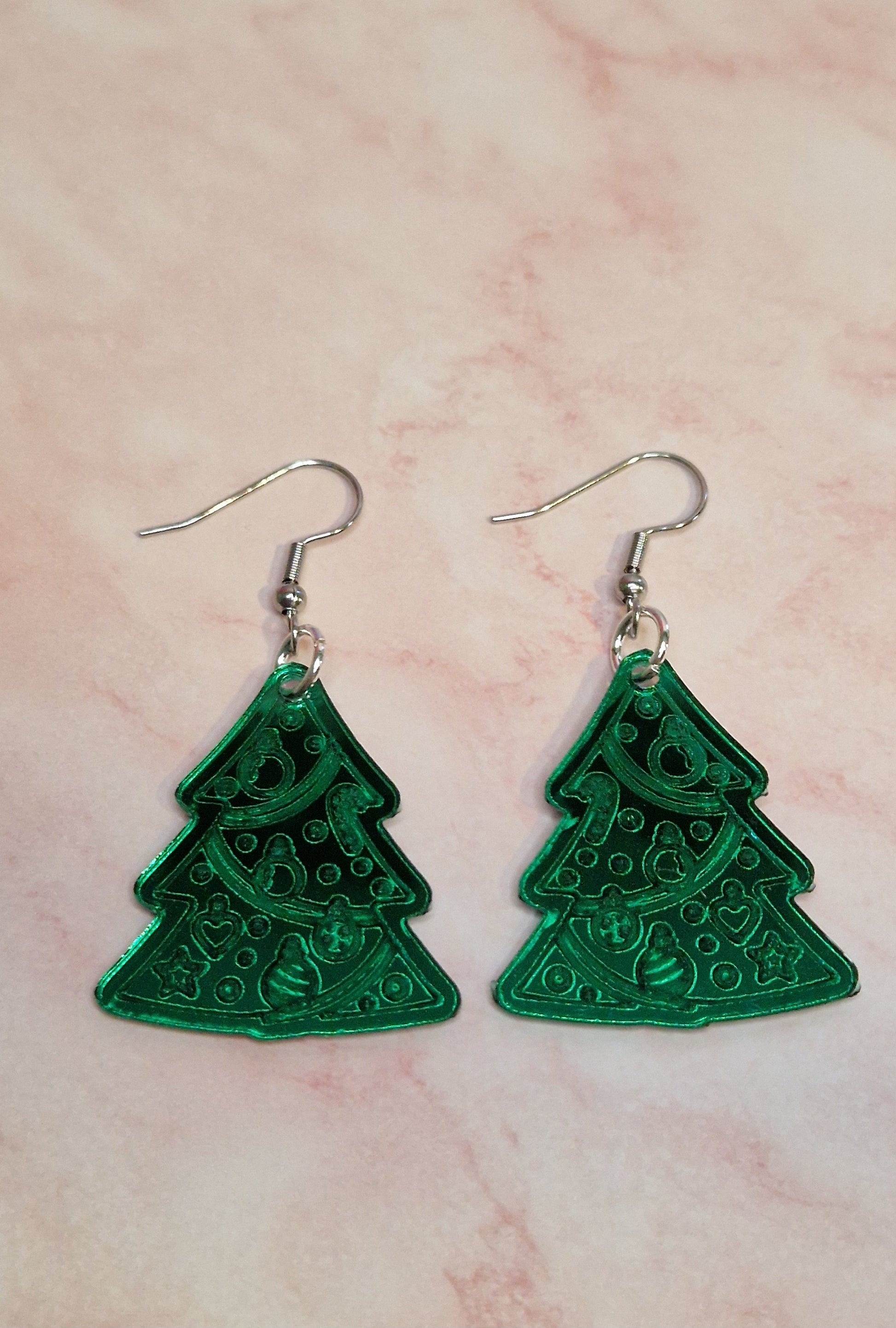 Vihreät peiliakryyliset kuusikorvakorut – jouluiset, kevyet ja kotimaiset Marinkorut