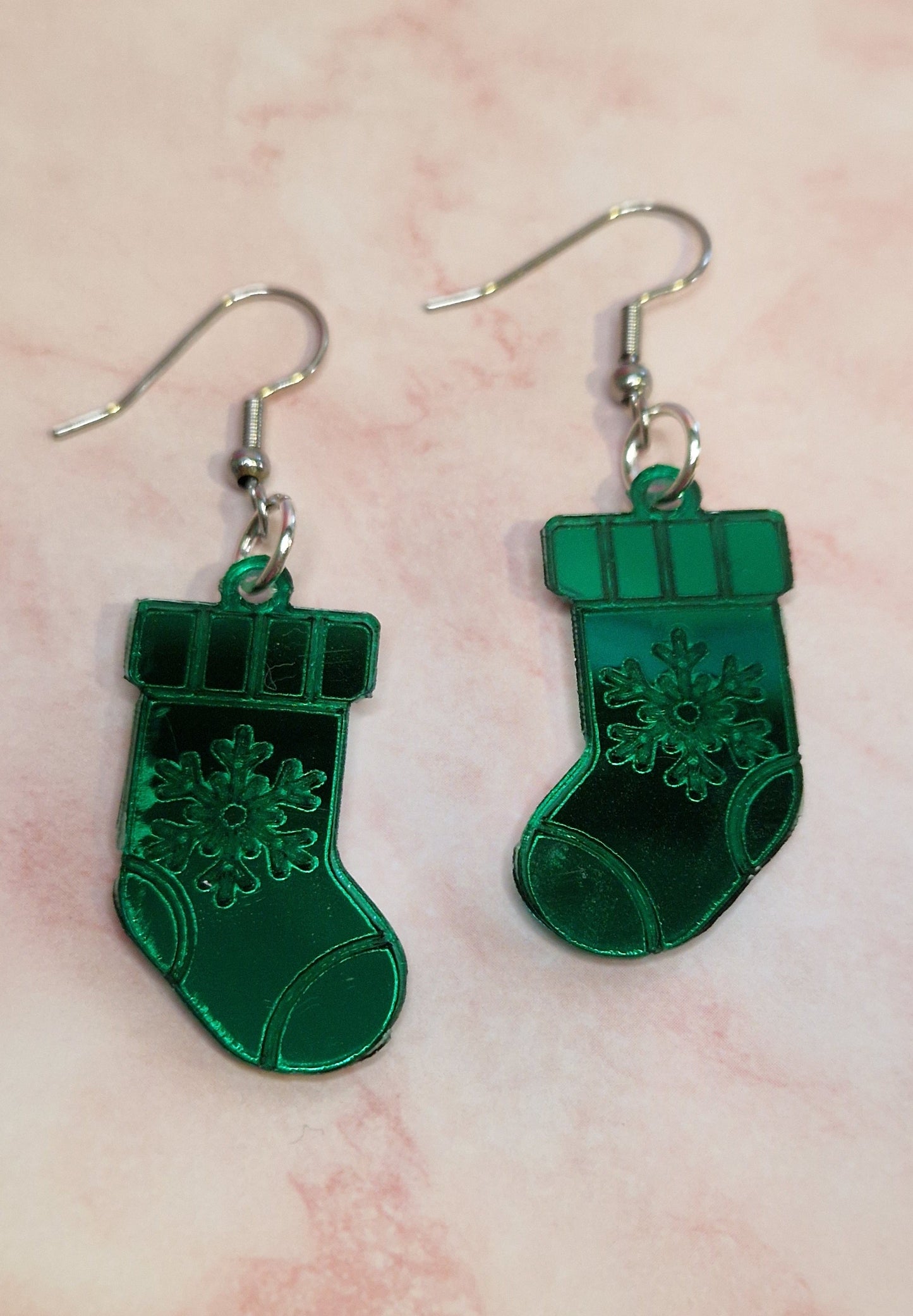 Joulusukka peiliakryylikorvakorut – hohtavat, kevyet ja kotimaiset Marinkorut