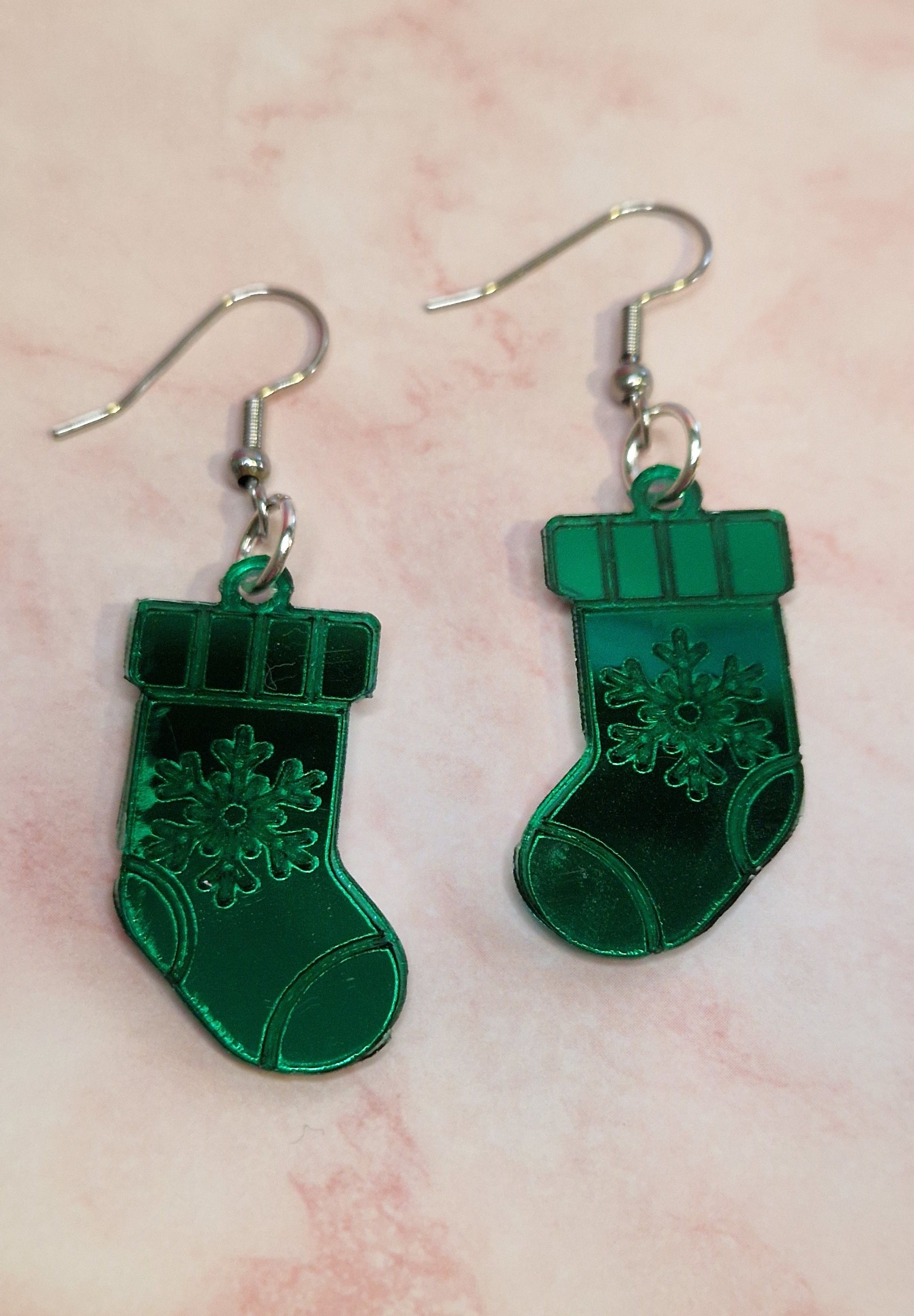 Joulusukka peiliakryylikorvakorut – hohtavat, kevyet ja kotimaiset Marinkorut