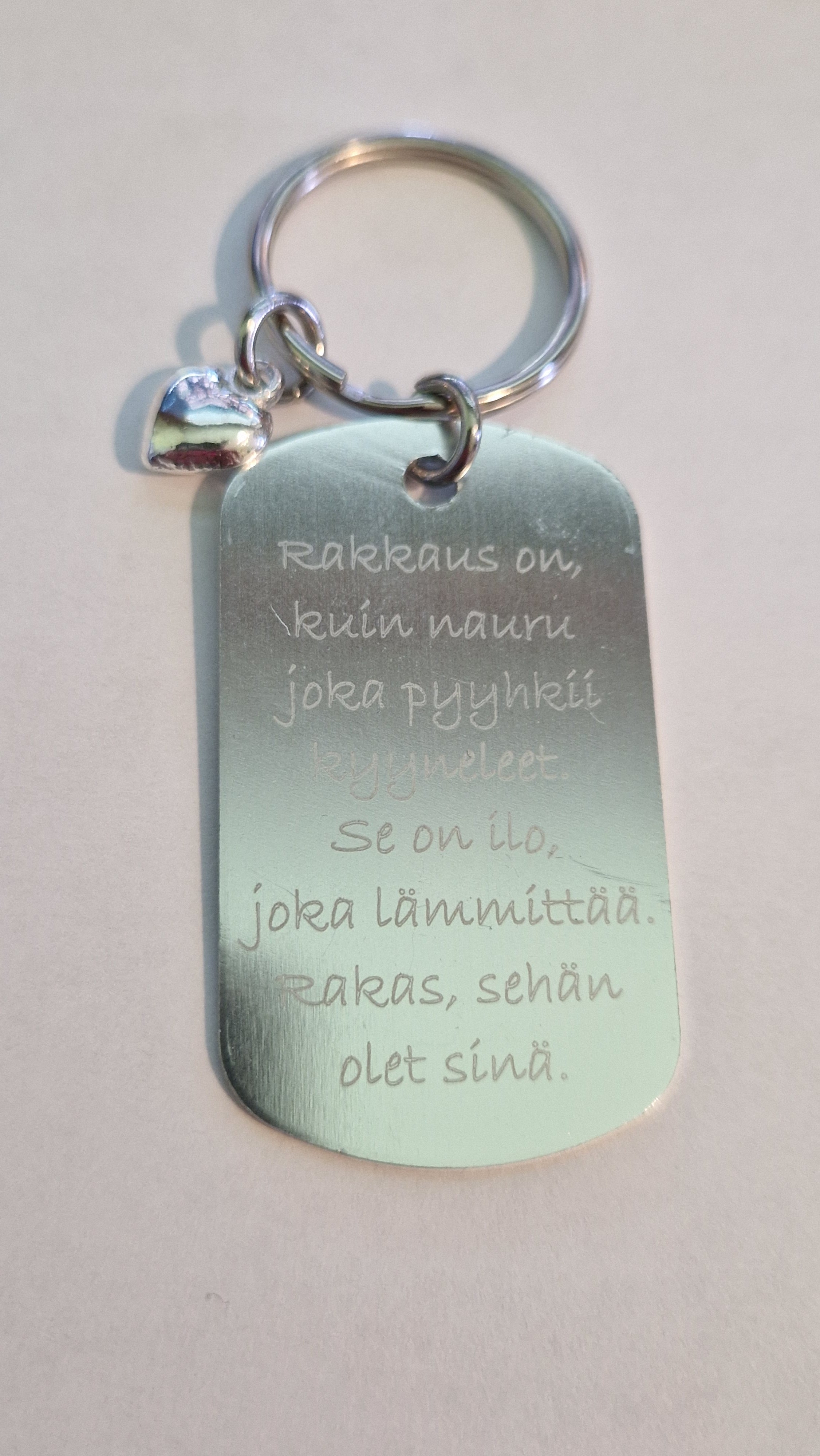 Ihana kaiverrettu avaimenperä ystävälle Marinkorut