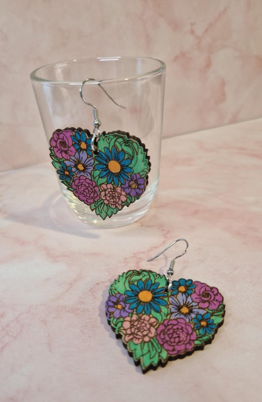 Kukkasydän‑korvakorut – kuin sydänrasia täynnä kukkia Marinkorut