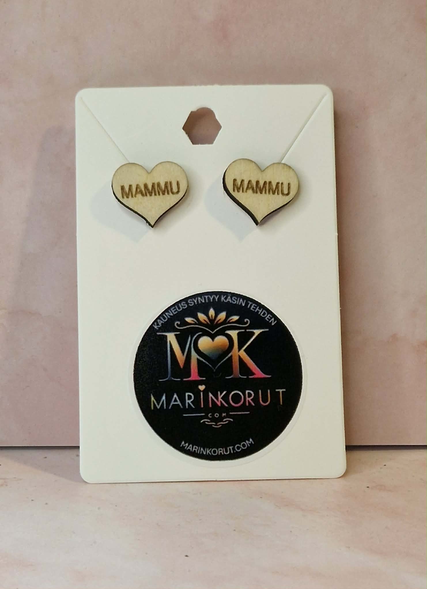MUMMI / MUMMO / MAMMU ‑korvakorut – lämmin lahja rakkaalle isoäidille Marinkorut