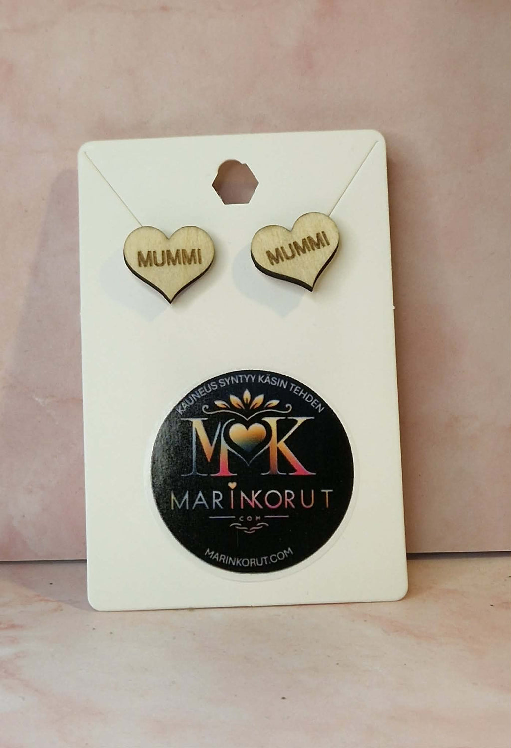 MUMMI / MUMMO / MAMMU ‑korvakorut – lämmin lahja rakkaalle isoäidille Marinkorut