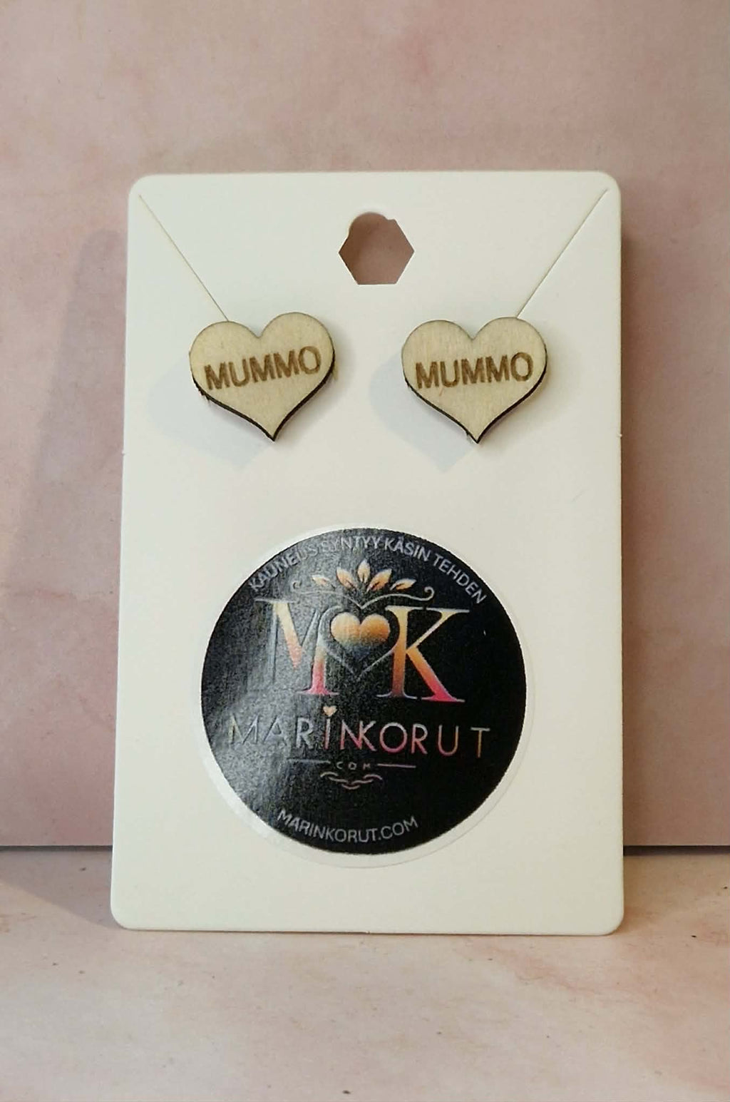 MUMMI / MUMMO / MAMMU ‑korvakorut – lämmin lahja rakkaalle isoäidille Marinkorut