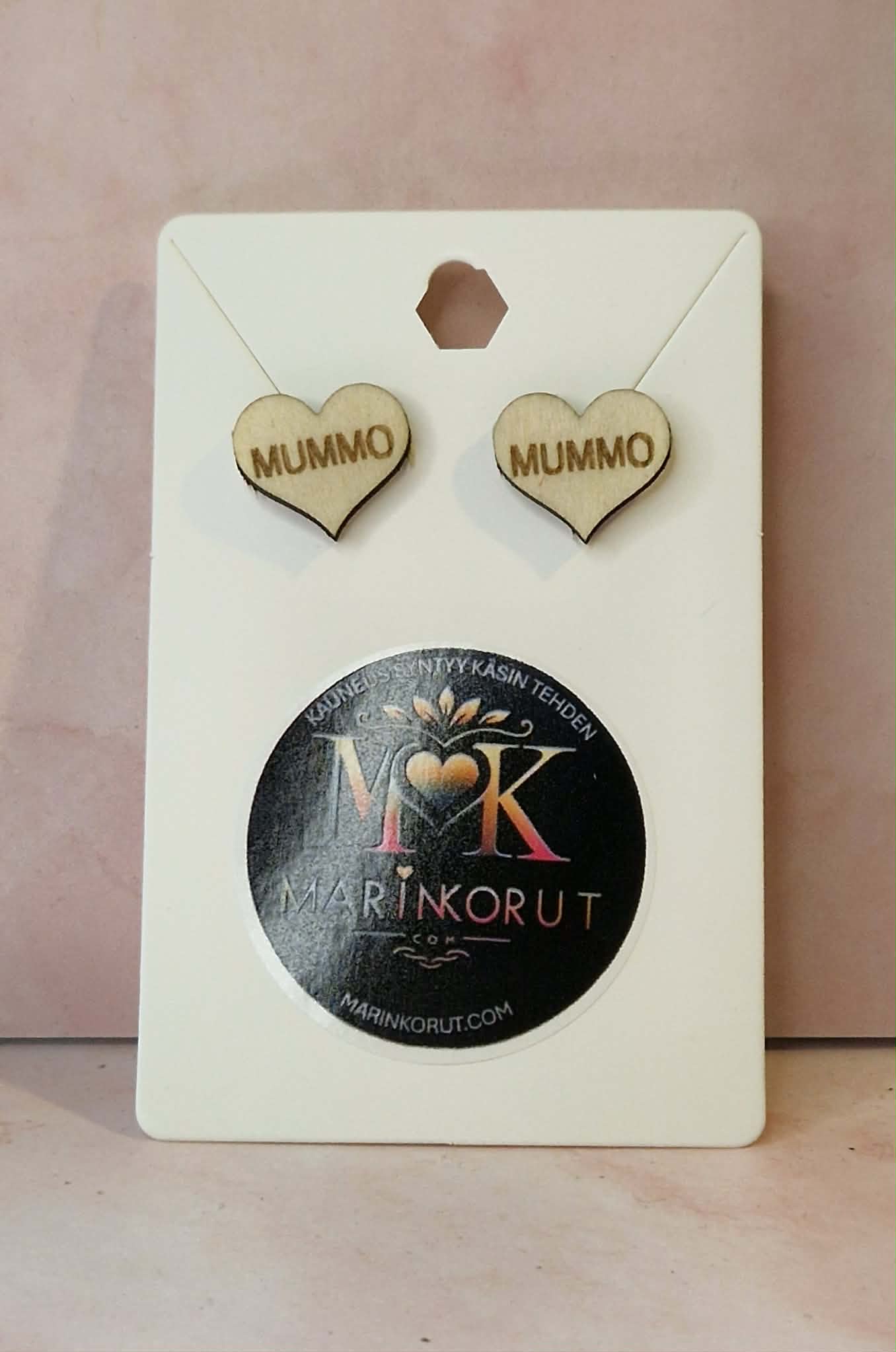 MUMMI / MUMMO / MAMMU ‑korvakorut – lämmin lahja rakkaalle isoäidille Marinkorut