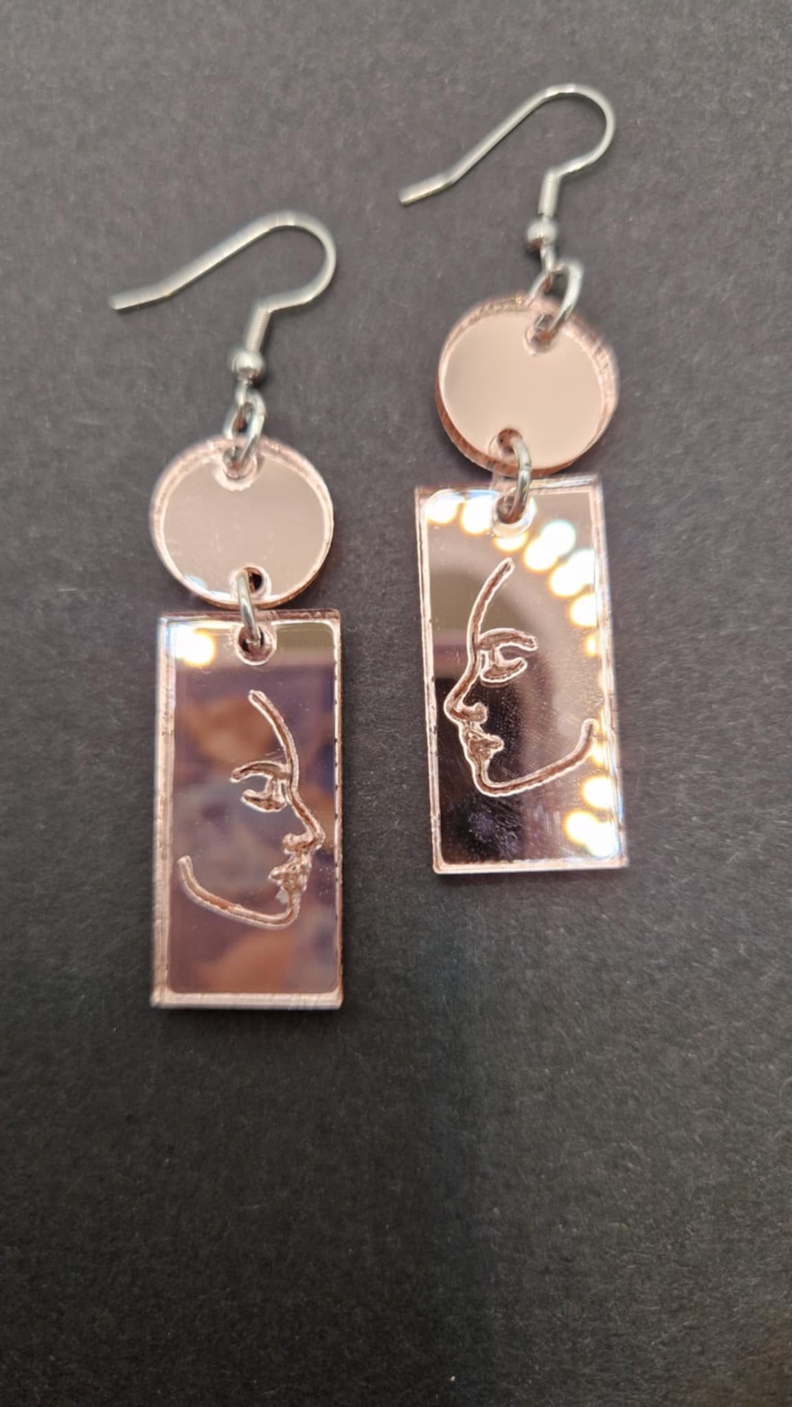 Ihastuttavat peiliakryylikorvakorut – ruusukullan sävyssä Marinkorut