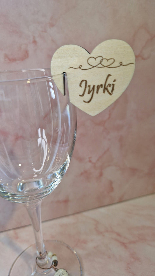 Nimikoitu paikkakortti lasinreunaan  Sydän Marinkorut