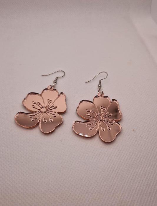 Ihastuttavat kotimaiset peiliakryylikorvakorut&nbsp; Marinkorut