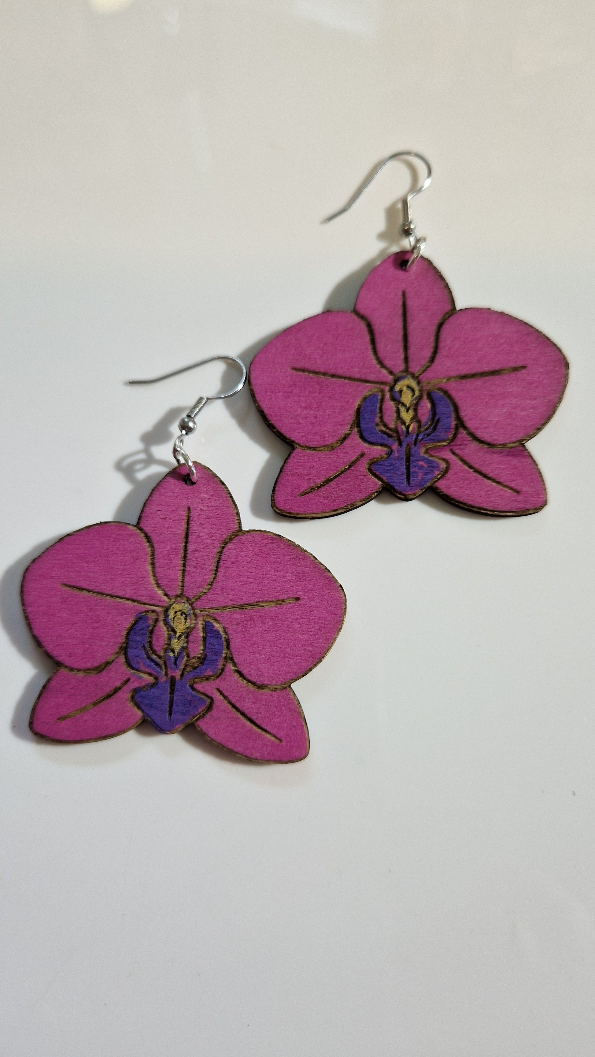 Käsinmaalatut orkideakorvakorut Marinkorut