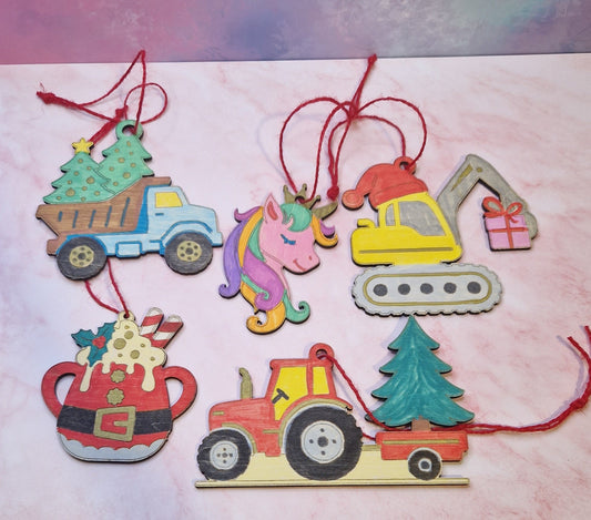 Käsin maalatut vanerikoristeet joulukuuseen Marinkorut