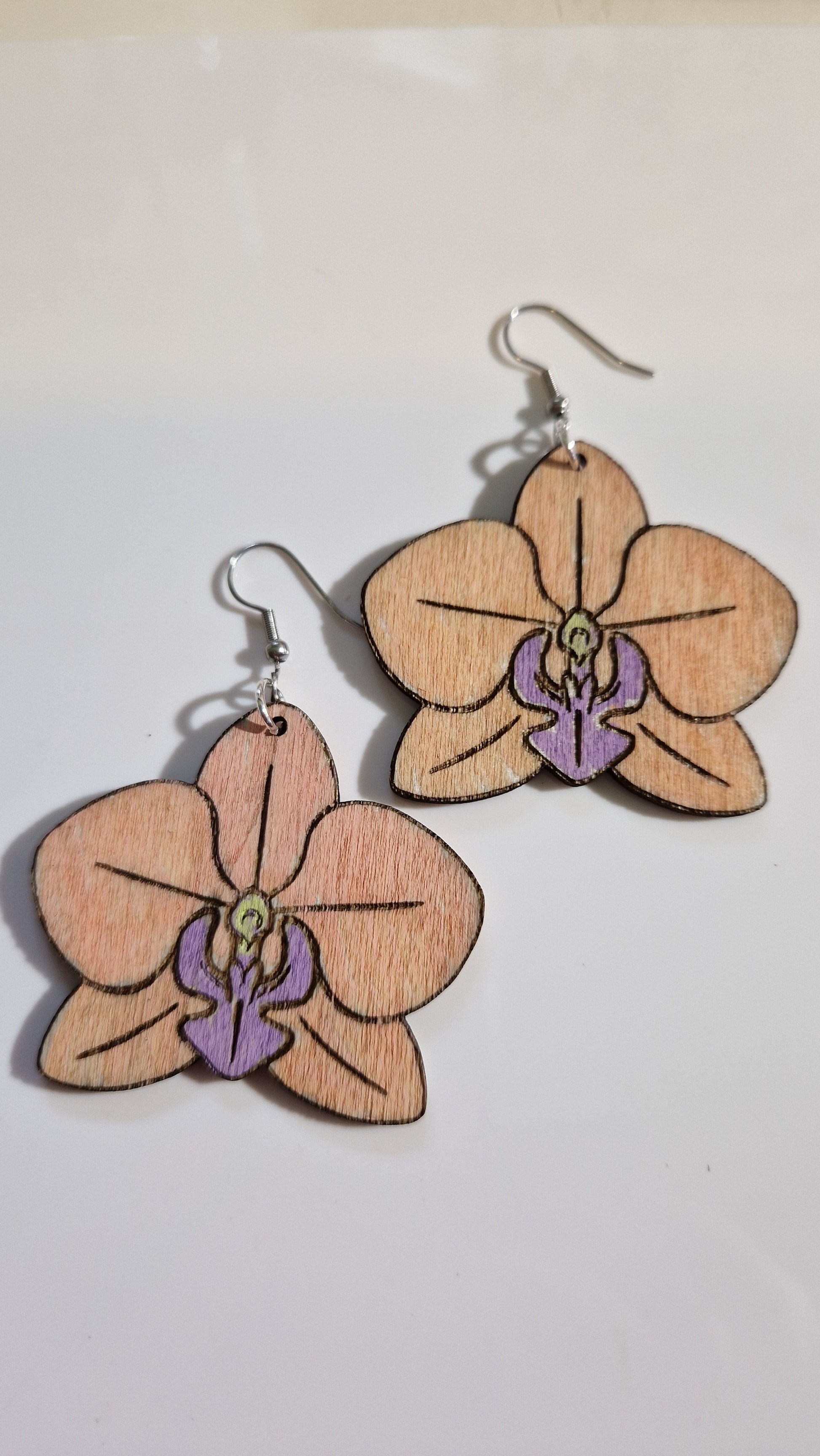 Käsinmaalatut orkideakorvakorut Marinkorut