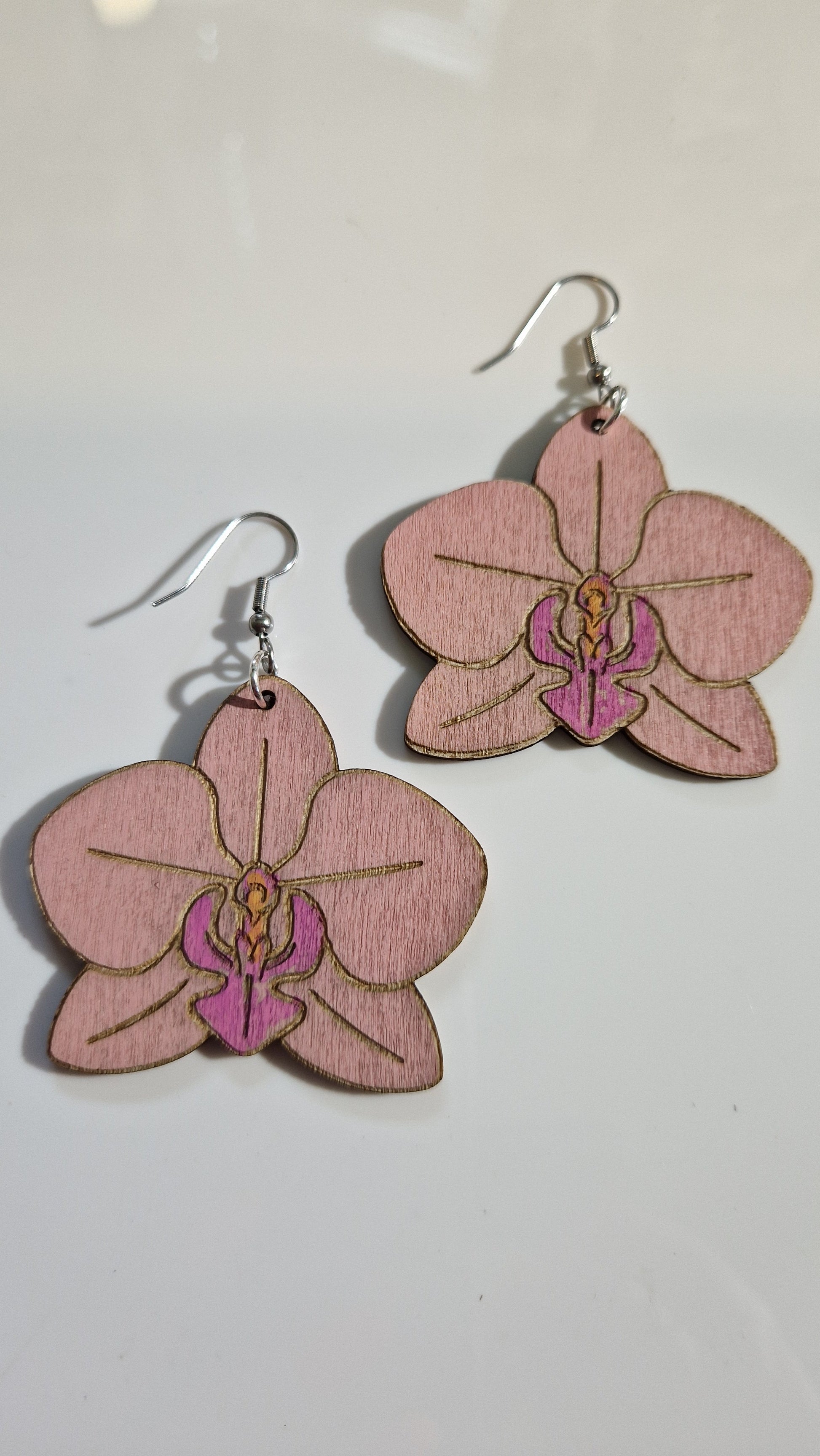 Käsinmaalatut orkideakorvakorut Marinkorut