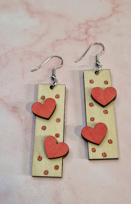 Kaksisydämiset korvakorut – laserkaiverrettua puuta ja käsin maalattua iloa Marinkorut