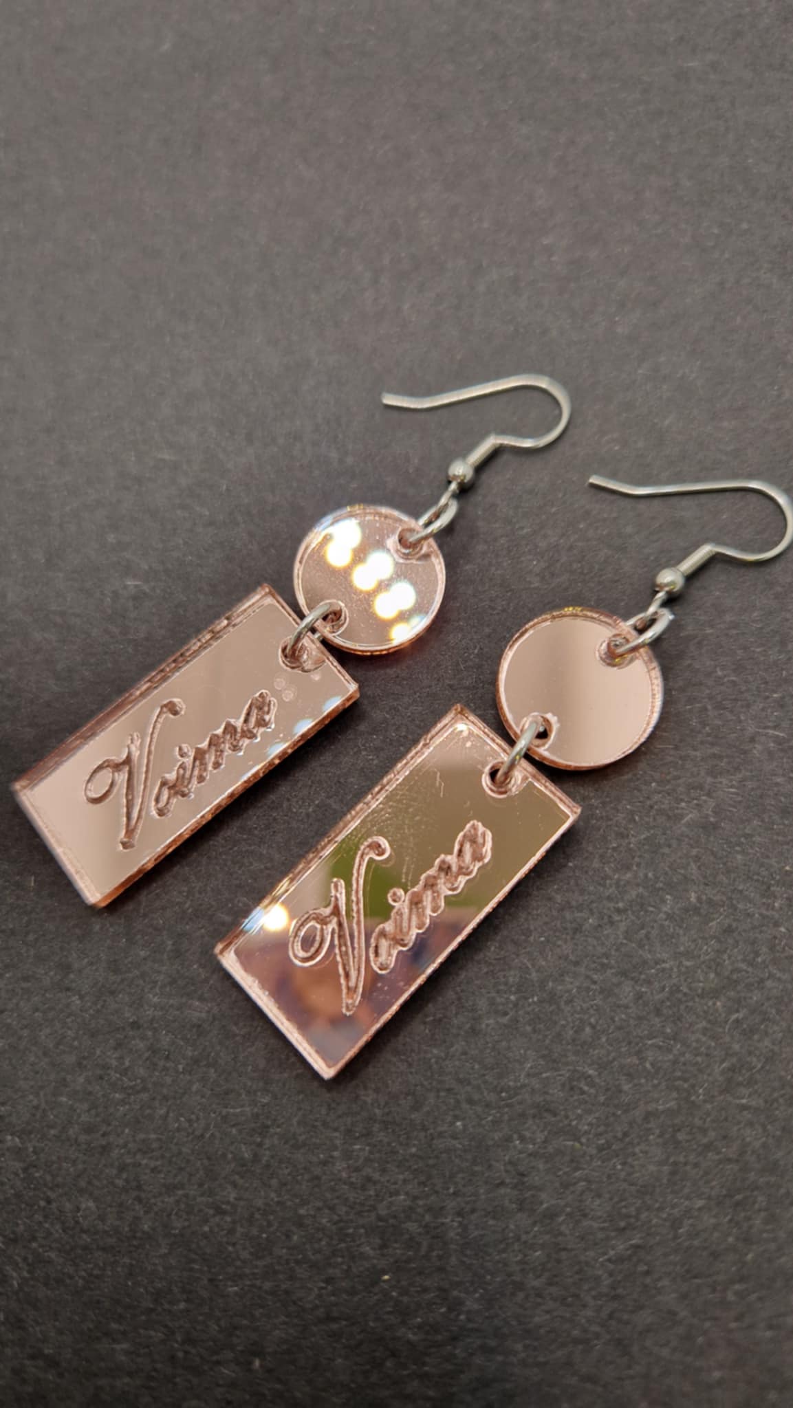 Ihastuttavat peiliakryylikorvakorut – ruusukullan sävyssä Marinkorut