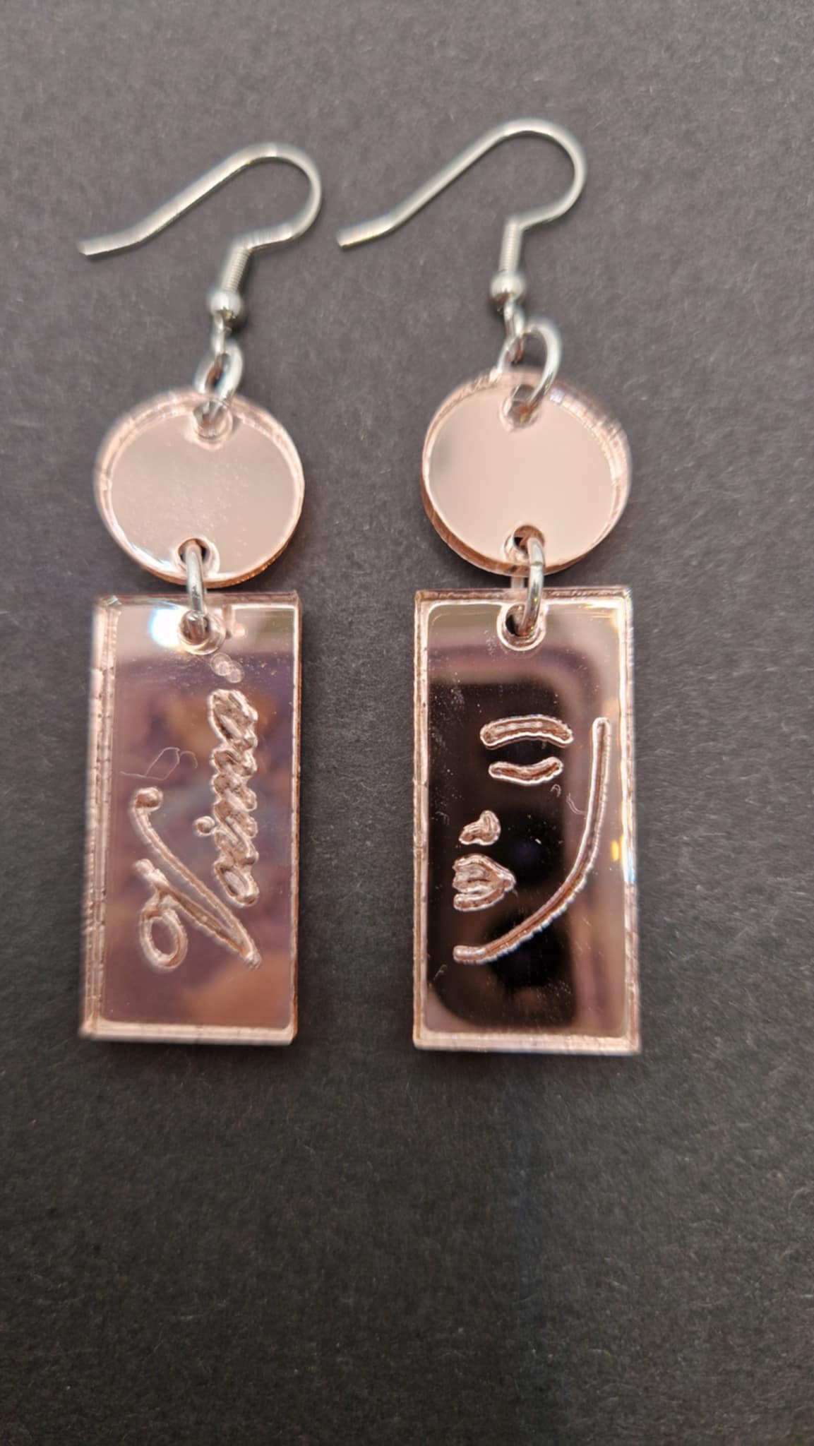 Ihastuttavat peiliakryylikorvakorut – ruusukullan sävyssä Marinkorut