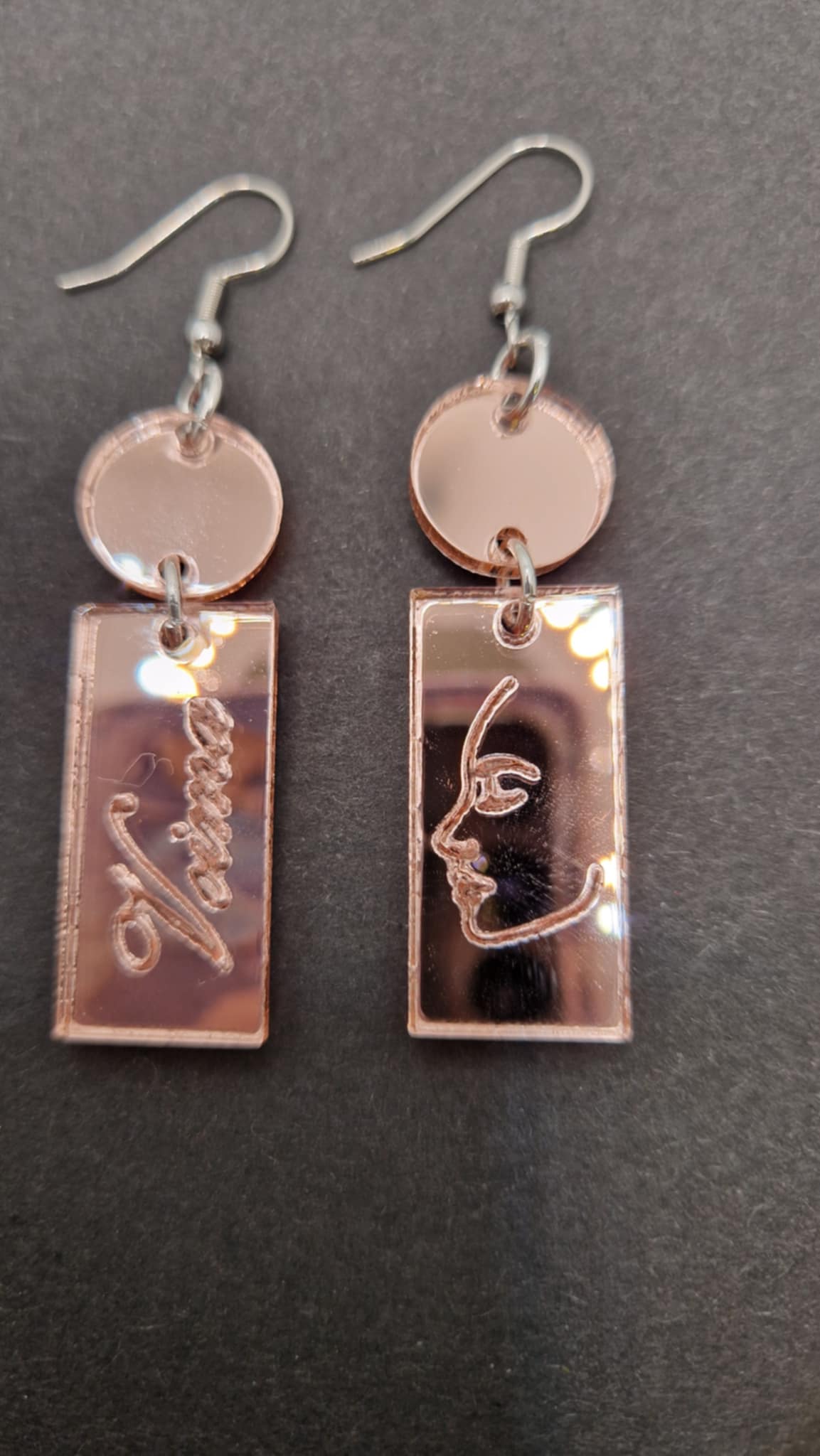 Ihastuttavat peiliakryylikorvakorut – ruusukullan sävyssä Marinkorut